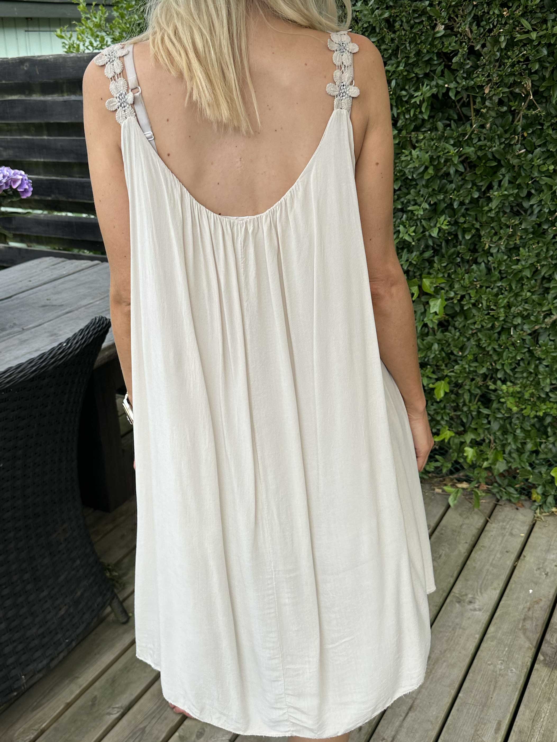 Ane - Söt sommarklänning med broderade axelband - Taupe